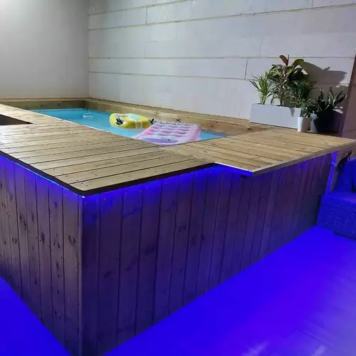 בניית דק מסביב לבריכה פרטית